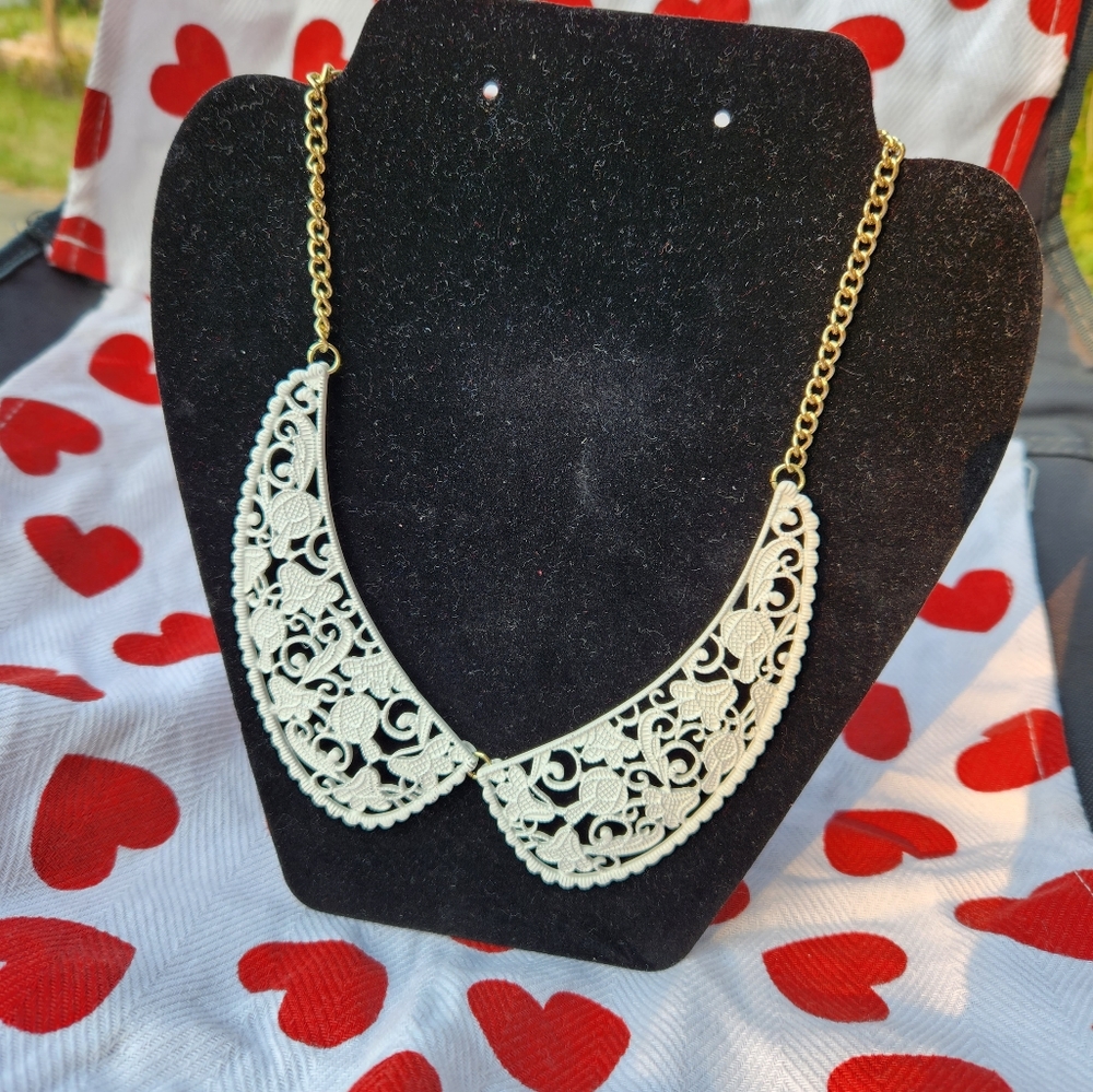 10/$20 White Collar Statement Necklace *R4